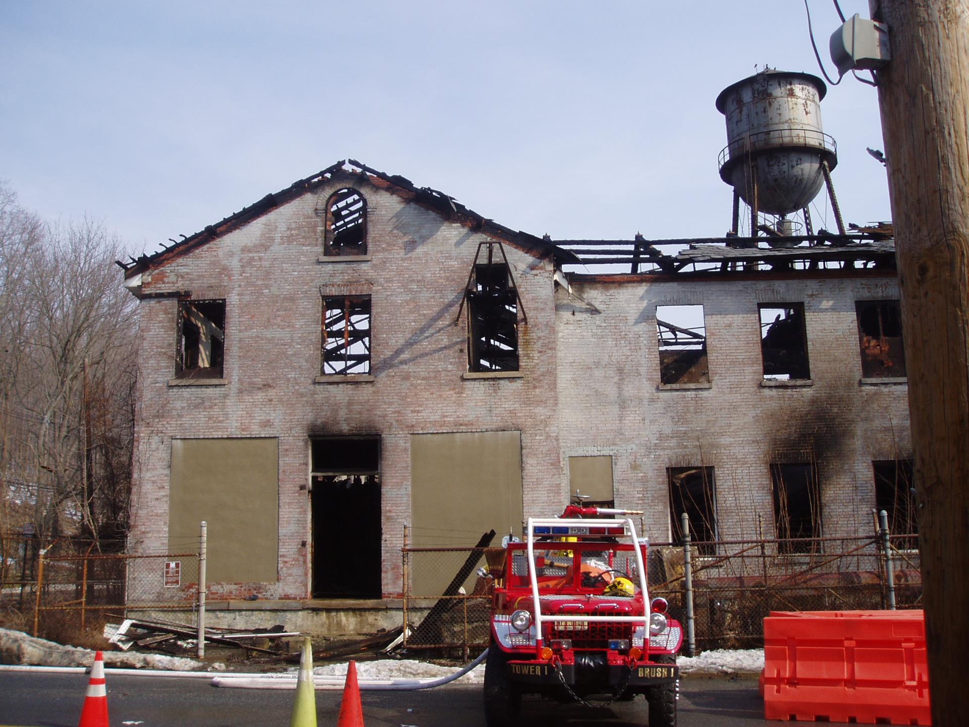 2007_Oxford NJ Oxwall Fire end of building